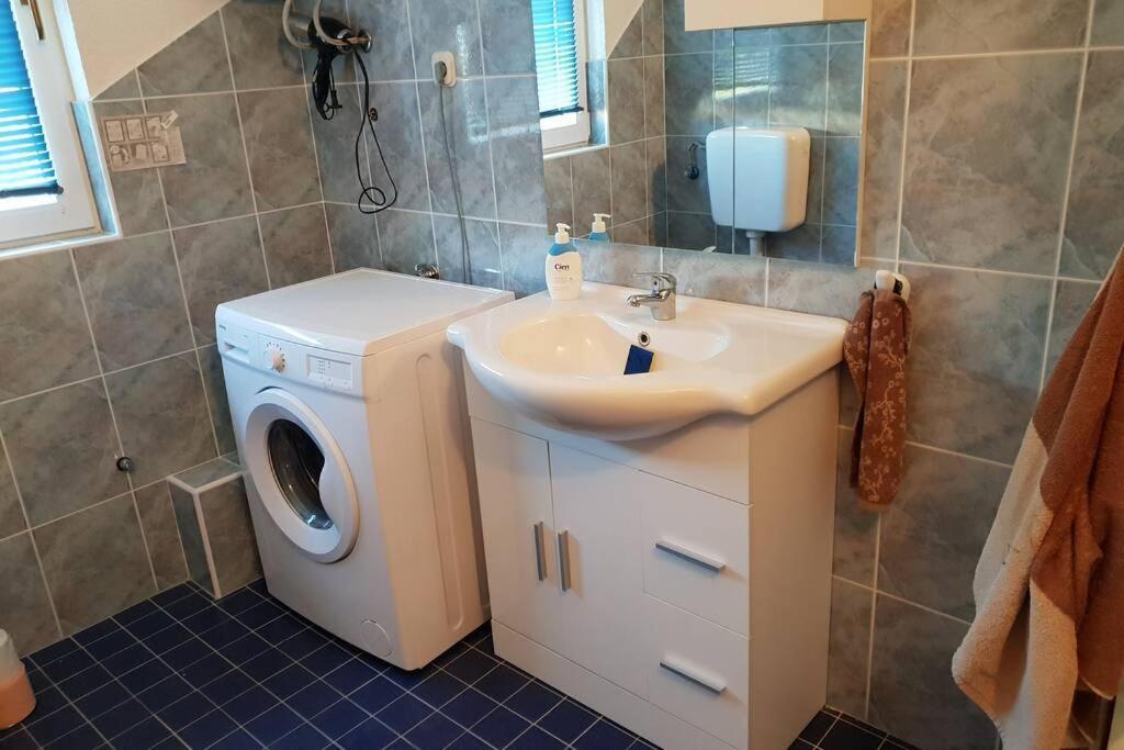 Emi 1 Apartment Vir Eksteriør bilde